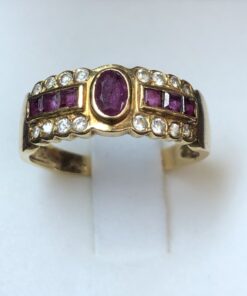 Sortija ancha con dos filas de brillantes de 0'22 cts en total y fila central de rubíes en oro amarillo de ley 18 kts.