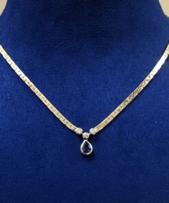 Gargantilla con 3 brillantes en chatón de 0'15 cts en total y un zafiro en talla pera de 0'50 cts. en oro amarillo de ley 18 kts.