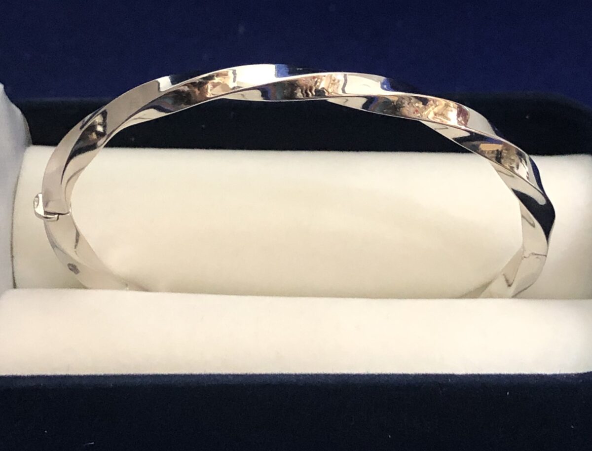 Brazalete rígido de media caña entorchado en oro blanco de ley 18 kts.