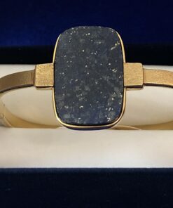 Brazalete rígido rectangular con placa de lapislázuli en oro amarillo de ley 18 kts.