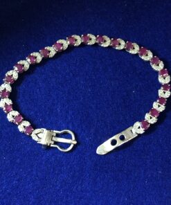 Original pulsera tipo rivière en forma de cinturón con 5'25 cts de rubíes violáceos naturales y 1'65 cts de brillantes en total, en oro blanco de ley 18 kts.