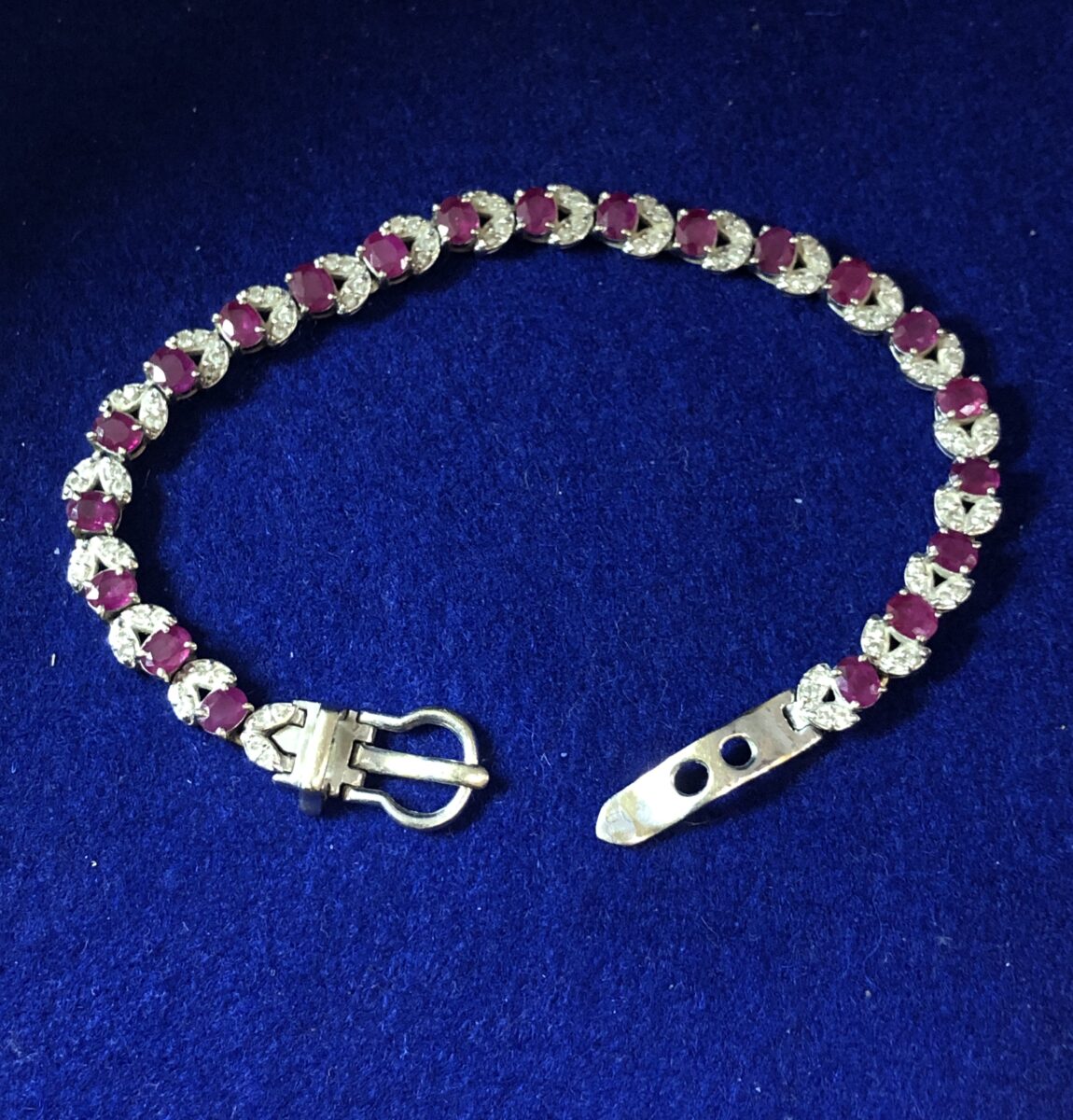 Original pulsera tipo rivière en forma de cinturón con 5'25 cts de rubíes violáceos naturales y 1'65 cts de brillantes en total, en oro blanco de ley 18 kts.