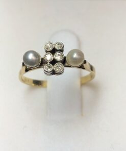 Sortija Art Decó con dos perlitas día y noche y dos columnas con 6 diamantitos en chatón montados en oro amarillo de ley 18 kts y vistas en platino