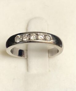 Sortija tipo alianza con 5 brillantes de 0'30 cts en total en oro blanco de ley 18 kts.