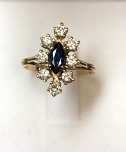 Sortija tipo lanzadera con zafiro central talla marquise  y brillantes de 0'56 cts en total en oro amarillo de ley 18 kts.