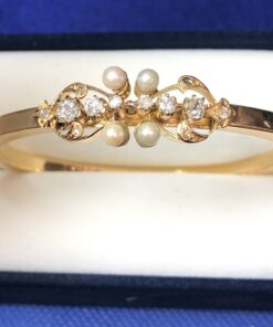 Pulsera de principios del siglo XX con centro de perlitas y banda central de diamantes talla antigua de 0'70 cts en total.