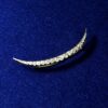 Broche en forma de media luna con aprox. 1'60 cts. de brillantes en oro amarillo de ley 18 kts.