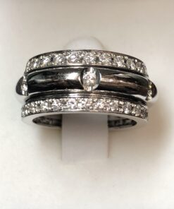 Sortija giratoria de 3 cuerpos desmontables, con 1'60 cts (aprox.) de brillantes en oro blanco de ley 18 kts.