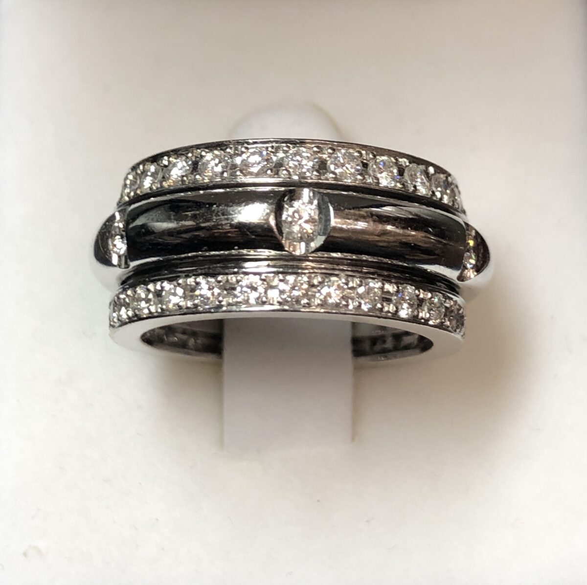 Sortija giratoria de 3 cuerpos desmontables, con 1'60 cts (aprox.) de brillantes en oro blanco de ley 18 kts.