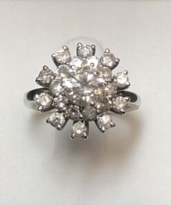 Sortija de rosetón con brillante central de 0'90 cts y doble orla de brillantes de 0'80 cts en total, en oro blanco de ley 18 kts.