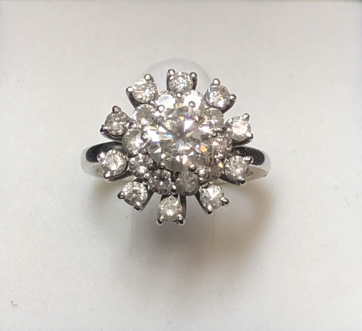 Sortija de rosetón con brillante central de 0'90 cts y doble orla de brillantes de 0'80 cts en total, en oro blanco de ley 18 kts.