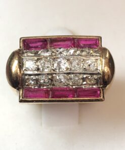 Sortija Chevalier (años 40) con 1'20 cts (aprox.) de diamantes y rubíes reconstituidos en oro de ley 18 kts.