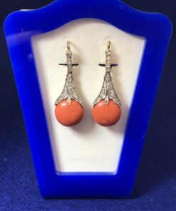Pendientes largos de coral (años 60) enriquecidos con 1'60 cts de brillantes en oro de ley 18 kts.