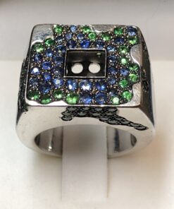 Sortija con diseño moderno de Mercedes Llop de Villalonga (firmado), con pavé de zafiros y granates tsavoritas montados en oro blanco de ley 18 kts.