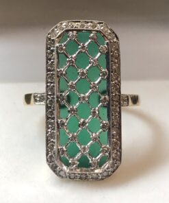Sortija lanzadera con placa de crisoprasa con motivo de encaje calado y enriquecida con brillantes en oro de ley 18 kts.