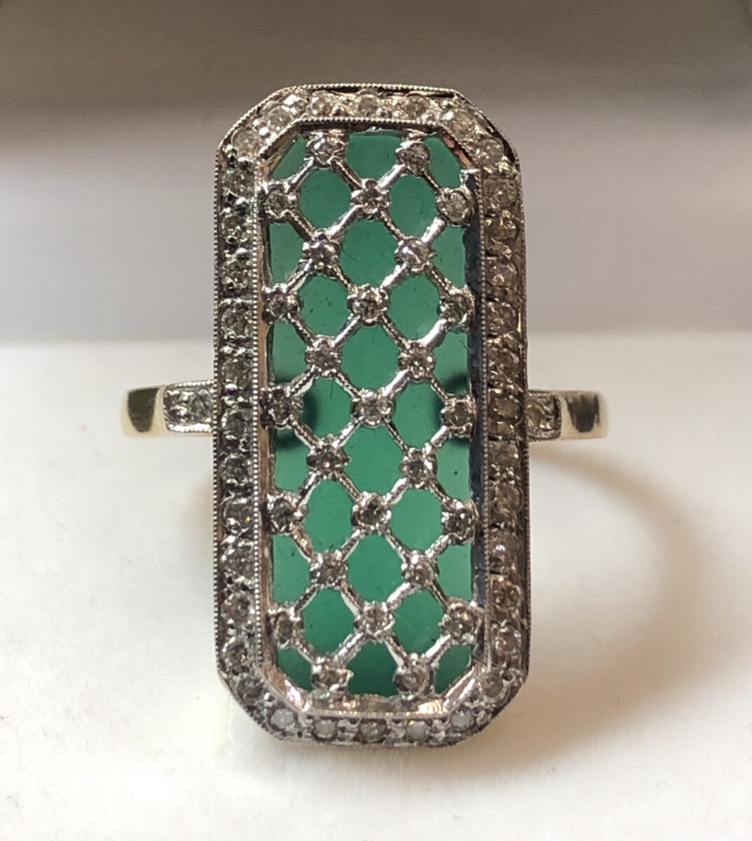 Sortija lanzadera con placa de crisoprasa con motivo de encaje calado y enriquecida con brillantes en oro de ley 18 kts.