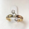 Sortija vintage con perla central y dos brillantes de 0'20 cts en total montados en oro amarillo de ley 18 kts.