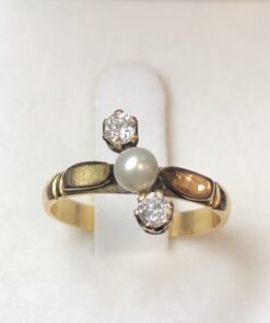 Sortija vintage con perla central y dos brillantes de 0'20 cts en total montados en oro amarillo de ley 18 kts.
