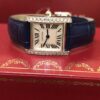 Reloj Cartier Tank Française en oro blanco de ley 18 kts con 25 diamantes de manufactura Cartier, con correa de piel color azul. Movimiento de cuarzo, año 2025.Con caja y papeles originales.