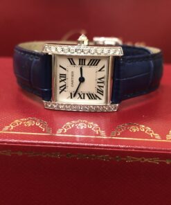 Reloj Cartier Tank Française en oro blanco de ley 18 kts con 25 diamantes de manufactura Cartier, con correa de piel color azul. Movimiento de cuarzo, año 2025.Con caja y papeles originales.