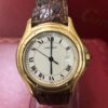 Reloj Cartier Cougar, esfera blanca 33mm, en oro de ley 18 kts con pulsera de piel color marrón. Con caja y papeles originales.