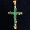 Colgante en forma de cruz con 3'50 cts de auténticas esmeraldas colombianas en oro amarillo de ley 18 kts.