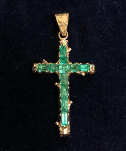 Colgante en forma de cruz con 3'50 cts de auténticas esmeraldas colombianas en oro amarillo de ley 18 kts.