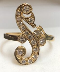 Sortija con diseño en forma de caballito de mar con 0'63 cts de brillantes en oro amarillo de ley 18 kts.