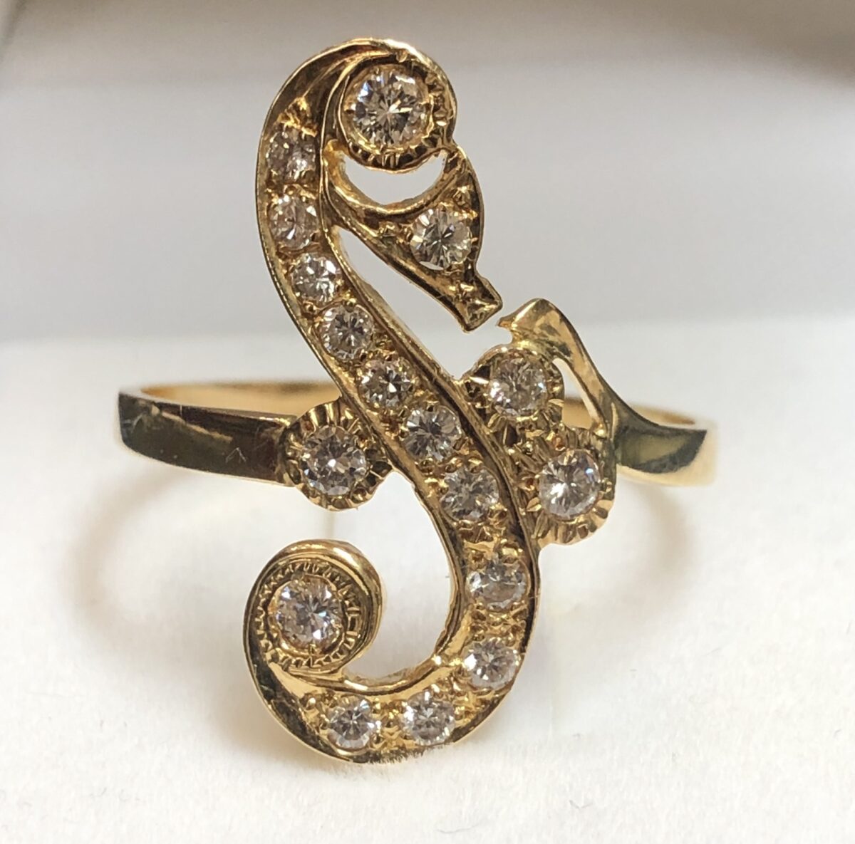 Sortija con diseño en forma de caballito de mar con 0'63 cts de brillantes en oro amarillo de ley 18 kts.