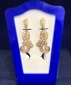 Pendientes con diseño en forma de caballito de mar con 1'24 cts de brillantes en total, realizados en oro amarillo de ley 18 kts.