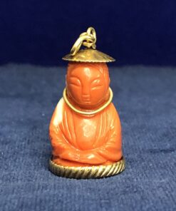 Colgante vintage de coral mediterráneo en forma de Buda y detalles en oro amarillo de ley 18 kts.