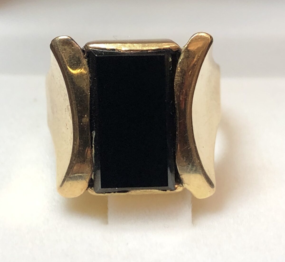 Sello de caballero con placa rectangular de ónix en oro amarillo de ley 18 kts.