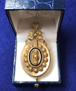 Broche con reasa para hacer colgante de época Isabelina (finales s. XIX), realizado en oro amarillo de ley 18 kts. con esmaltado típico de la época y adornado con perlitas aljófares.