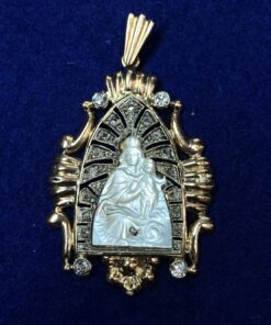 Medalla Art Decó (ca. 1920) de la Virgen del Carmen realizada en nácar, montada en oro amarillo de ley 18 kts con vistas en platino y enriquecida con diamantes