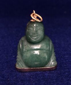 Colgante en forma de Buda realizado en jade y detalles en oro amarillo de ley 18 kts.