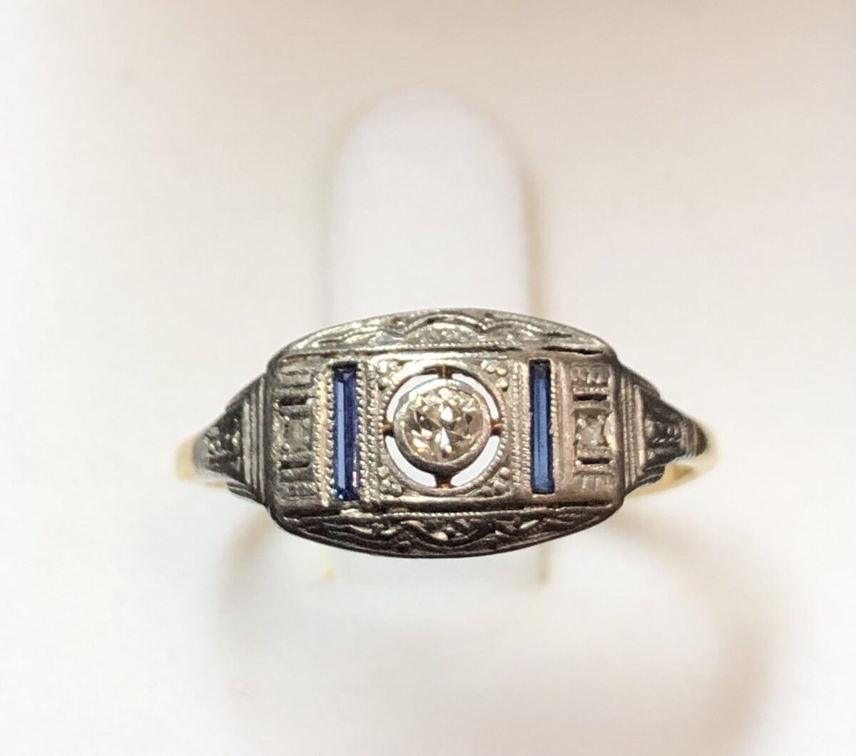 Sortija Art Decó (años 20) con zafiros reconstituidos y brillante central de 0'06 cts en oro amarillo de ley 18 kts con vistas en platino