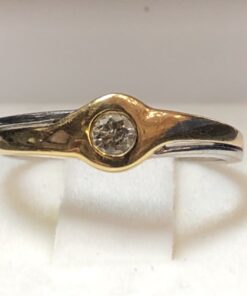 Sortija con brillante central de 0'08 cts en oro blanco y amarillo de ley 18 kts.