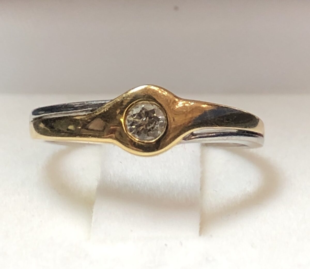 Sortija con brillante central de 0'08 cts en oro blanco y amarillo de ley 18 kts.