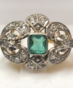 Sortija vintage (años 50) con auténtica esmeralda colombiana de 0'80 cts y enriquecida con 0'80 cts (aprox.) de brillantes en total, realizada en oro de ley 18 kts con vistas en platino