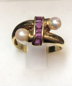 Sortija "tú y yo" con perlas cultivadas y rubíes en carré realizada en oro amarillo de ley 18 kts.