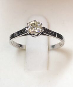 Solitario de brillante talla antigua (Old Mine Cut), de 0'30 cts color K, montado en oro blanco de ley 18 kts.