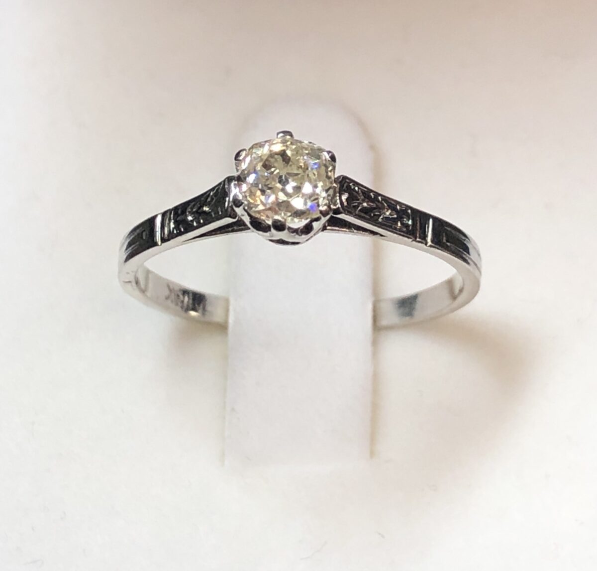 Solitario de brillante talla antigua (Old Mine Cut), de 0'30 cts color K, montado en oro blanco de ley 18 kts.