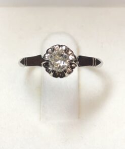 Solitario con brillante de 0'20 cts color H en montura ilusión, realizado en oro blanco de ley 18 kts.