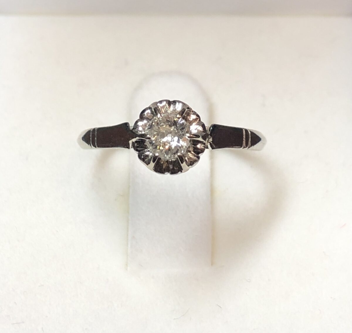 Solitario con brillante de 0'20 cts color H en montura ilusión, realizado en oro blanco de ley 18 kts.