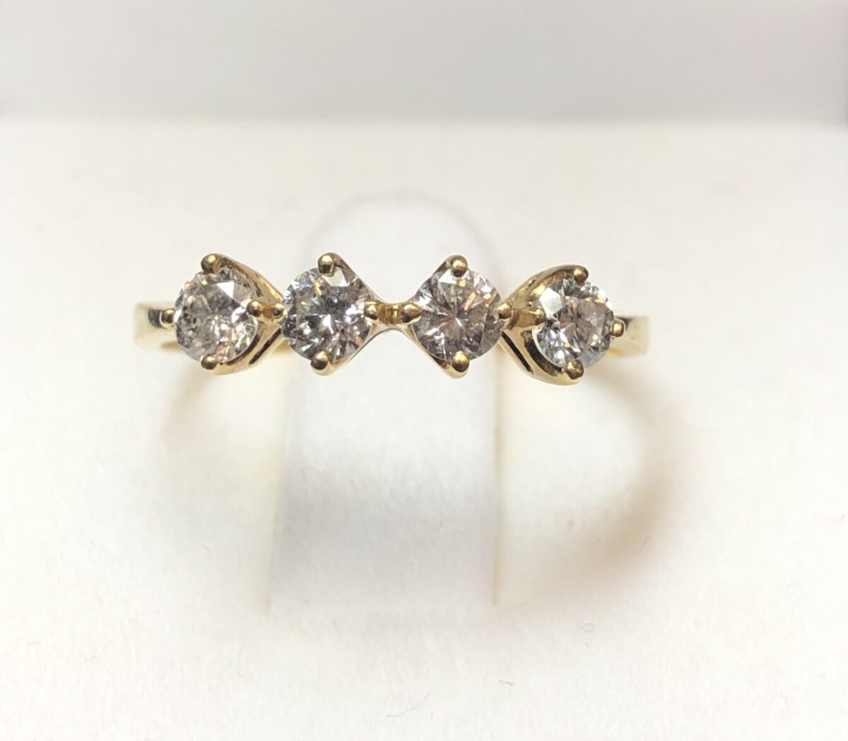 Cintillo de brillantes (0'40 cts en total) realizado en oro amarillo de ley 18 kts.