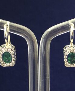 Pendientes Art Decó con esmeraldas talla oval y enriquecidos con 0'64 cts de brillantes realizados en oro blanco de ley 18 kts.