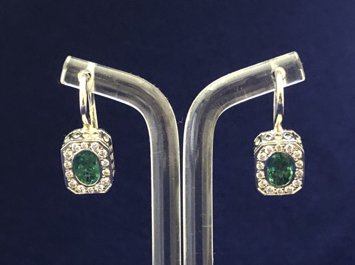 Pendientes Art Decó con esmeraldas talla oval y enriquecidos con 0'64 cts de brillantes realizados en oro blanco de ley 18 kts.