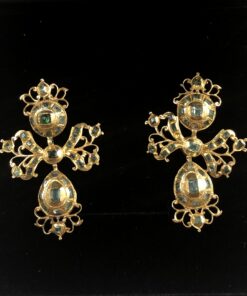 Pendientes populares del siglo XVIII-XIX, de tres cuerpos: botón, lazo y perilla colgante, cuajados de esmeraldas y adornos de filigrana.