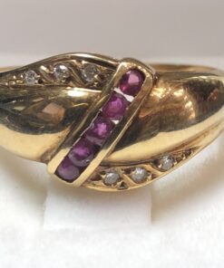 Sortija con fila de 0'10 cts de rubíes y 0'06 cts de brillantes montados en oro amarillo de ley 18 kts.