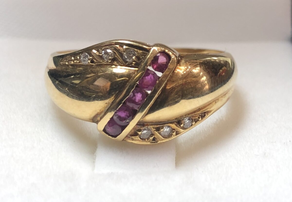 Sortija con fila de 0'10 cts de rubíes y 0'06 cts de brillantes montados en oro amarillo de ley 18 kts.